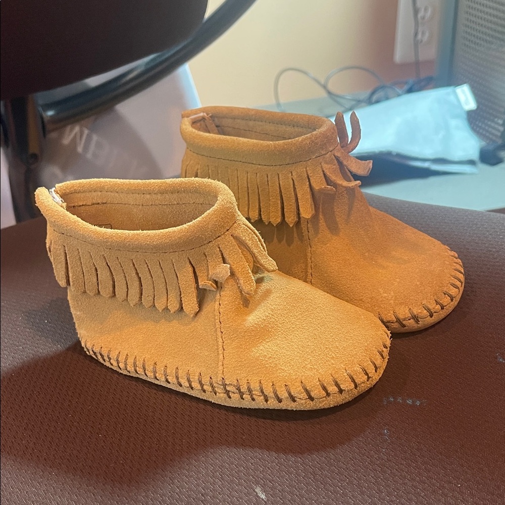 Minnetonka Kids Moccasins in Tan Suede